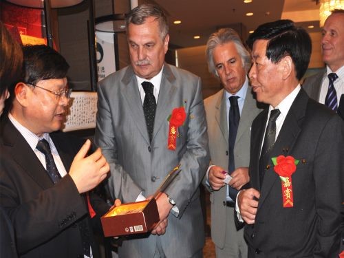 羅馬尼亞湖南黑茶推介會(huì)上，周重旺董事長在向客商介紹臻藏茯茶_副本