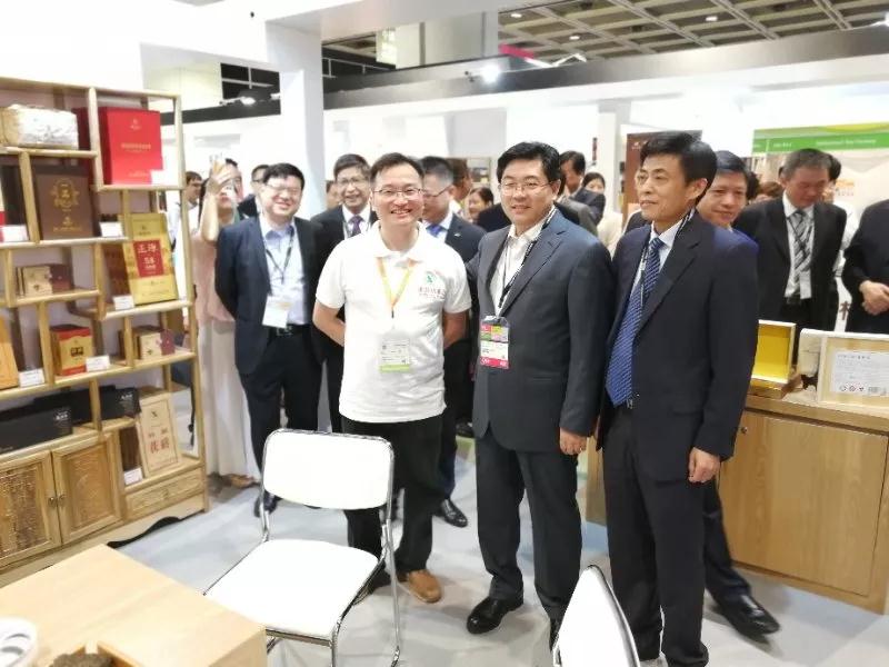 湖南省人民政府副省長隋忠誠(前排右二)來到湘益展位參觀,湖南省茶業有限公司董事長周重旺(左一)、公司董事長彭雄根(前排右一)、香港經銷商李博坤(前排右三)陪同.jpg